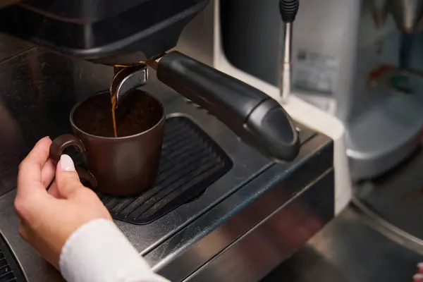 Female Barista Prepares Coffee Coffee Machine Using Modern Equipment — Stock Photo, Image