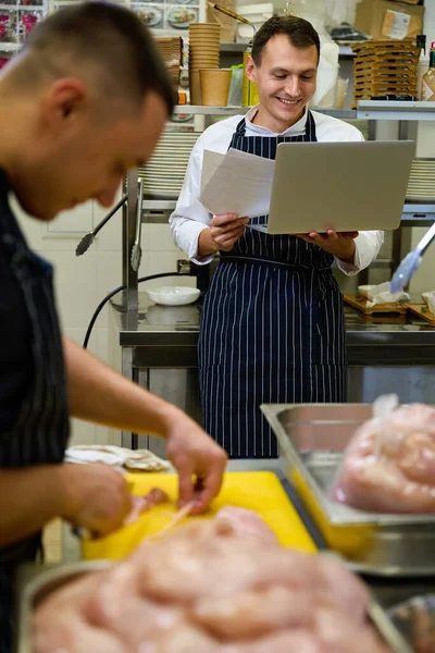 Chef Está Sentado Con Papeles Trabajo Ordenador Portátil Cocina Del — Foto de Stock