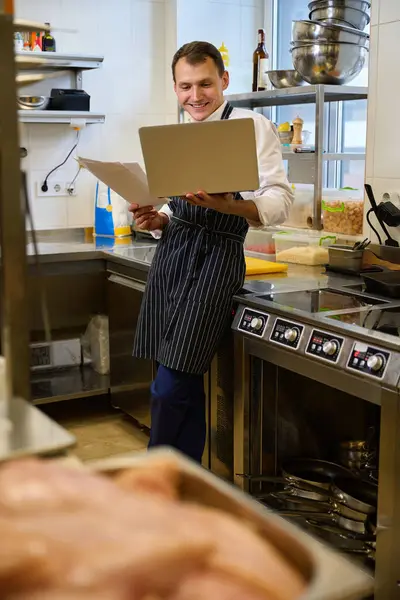 Chef Está Sentado Con Papeles Trabajo Ordenador Portátil Estufa Hay — Foto de Stock