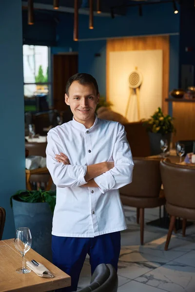 Chef Sonriente Uniforme Chefs Encuentra Una Sala Restaurante Interior Moderno — Foto de Stock