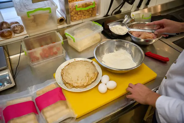 Chef Prepara Panqueques Una Cocina Profesional Utiliza Huevos Harina — Foto de Stock