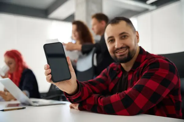 Usmívající Muž Kostkované Košili Drží Ukazuje Nové Moderní Smartphone Velkým — Stock fotografie