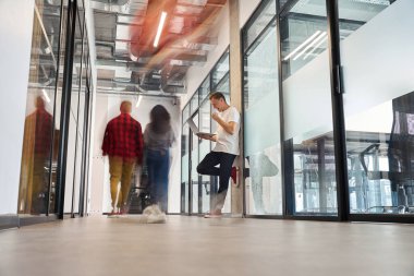 Ofiste dizüstü bilgisayarda çalışan yorgun bir adam. İlham verici iş yerleri arıyor. Proje üzerindeki çalışma süresi, yürüyen insanlar, zaman aşımı.