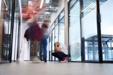 Zaman aşımına uğrayan insanlar iş merkezi boyunca yürürken bir adam kıçının üstünde oturur ve kafasını ellerle kapatır, işini ve parasını kaybeder, dolandırıcılık kurbanı olur.