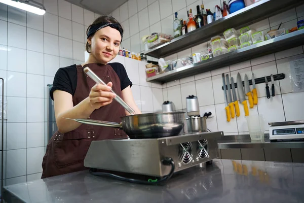 Chef Femenino Agradable Colocando Termómetro Una Cacerola Una Cocina Eléctrica — Foto de Stock