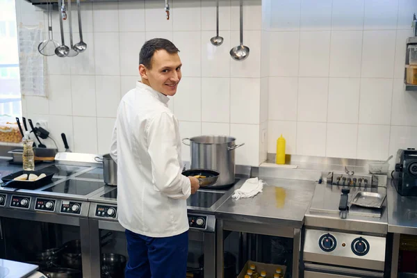 Happy Man Uniform Lagar Mat Restaurangen Köket Han Använder Stekpanna — Stockfoto