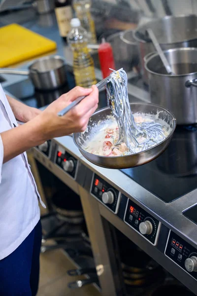 Chef Bereidt Zwarte Spaghetti Een Speciale Saus Hij Gebruikt Hoogwaardige — Stockfoto