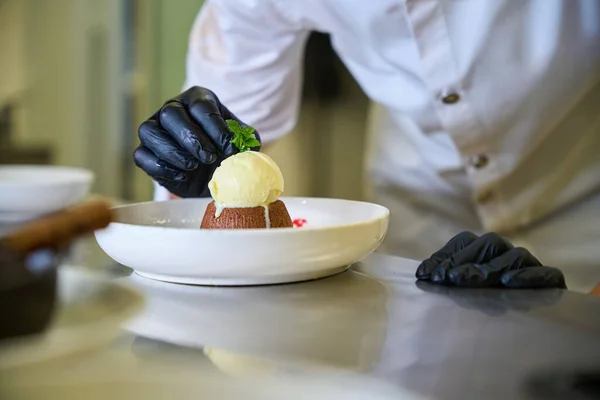 Pasta Şefi Servis Için Çikolatalı Bir Tatlı Hazırlıyor Bir Top — Stok fotoğraf