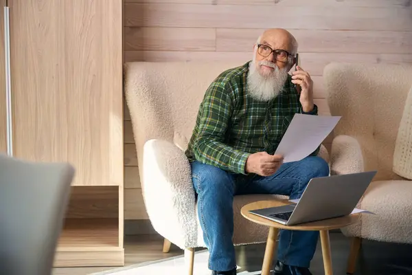 Elderly Pensioner Works Documents Living Room Uses Modern Devices — Stock Photo, Image