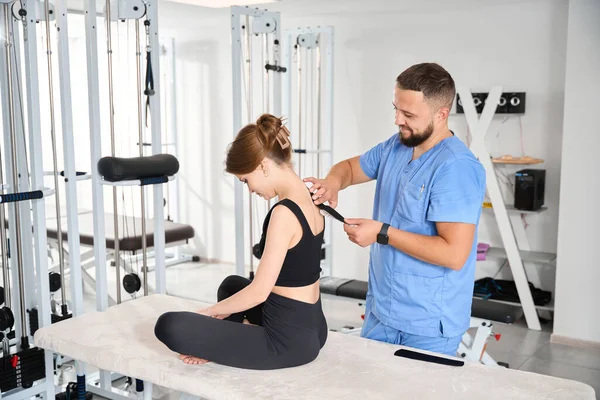 Physiotherapist Applying Black Tape Female Patients Back Woman Comfortable Black — Stock Photo, Image