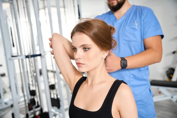 Osteopath koridorda bir hastayla çalışıyor.