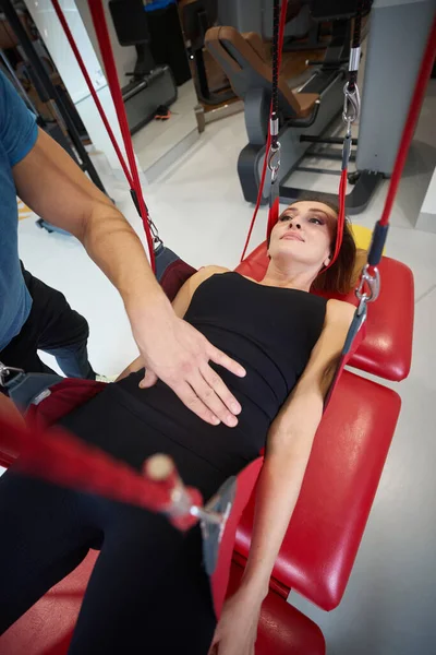 Kinesiologist Works Female Patient Redcord Using Modern Equipment — Stock Photo, Image