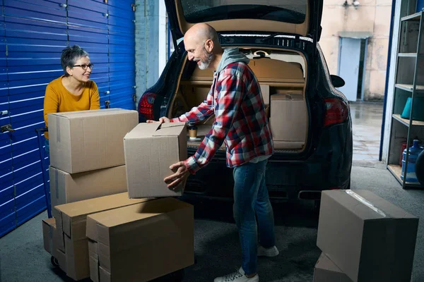 Adult Bearded Man Unloading Boxes Things Trunk Car — Stock Photo, Image