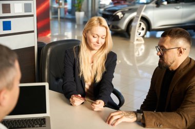 Kadın, satın alabilecekleri arabanın rengini gösterir