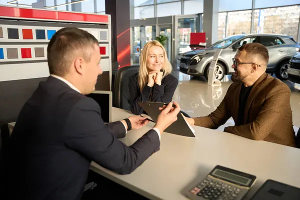 Two Buyers Seller Sitting Table Car Showroom — Stock Photo, Image