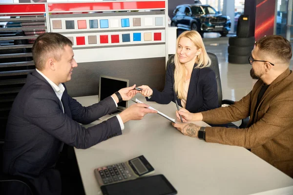 Bilförsäljare Ger Dokument För Inköp Bil Till Två Köpare Att — Stockfoto