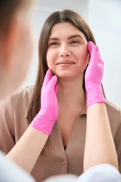 Cosmetologista Profissional Luvas Rosa Olhando Para Mulher Verificando Sua Pele — Fotografia de Stock