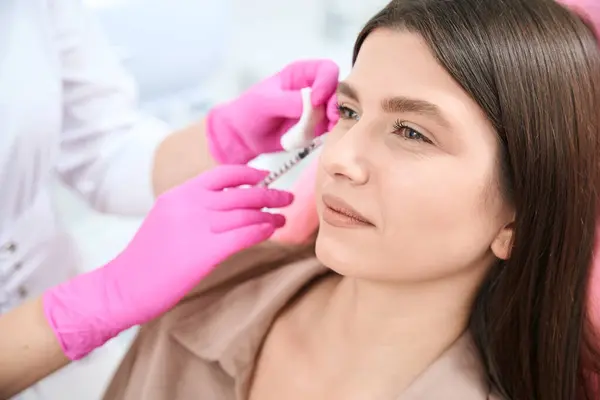 Cosmetologist Fêmea Nas Luvas Cor Rosa Prende Seringa Faz Injeção — Fotografia de Stock
