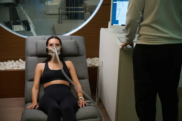 Woman Sporty Clothes Lying Comfort Chair Mask Undergoing Hypoxic Therapy — Stock Photo, Image