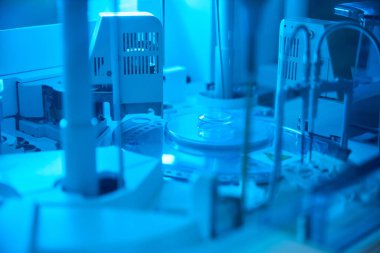 Nükleik asitlerin otomatik izolasyonu için modern aparatlar, laboratuvarda yüksek teknolojili ekipmanlar.