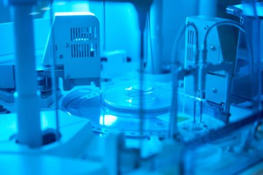 Nükleik asitlerin otomatik izolasyonu için aparatlar, laboratuvarda modern ekipmanlar.