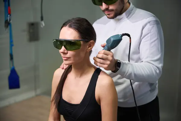 Ženy Podstupující Laserovou Terapii Snížení Otoku Zánětu Krku — Stock fotografie