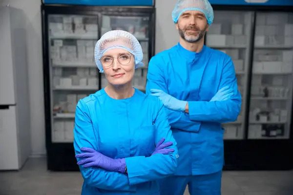 Zdravotníci Modrých Uniformách Stojí Laboratoři Lidé Ochranných Rukavicích — Stock fotografie