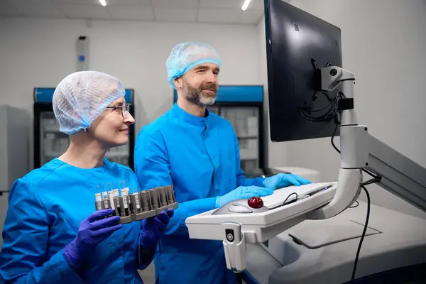 Мужчина Вирусолог Коллега Используют Современное Оборудование Работе Люди Синей Форме — стоковое фото