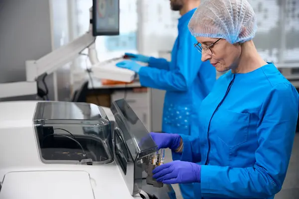 Laboratory Staff Use Special Apparatus Automatic Isolation Nucleic Acids People — Stock Photo, Image