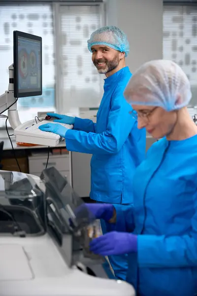 Laboratory Assistants Use High Tech Equipment Work People Blue Uniforms — Stock Photo, Image