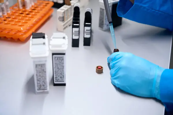 Specialist Works Blood Samples Test Tubes Using Laboratory Pipette Dispenser — Stock Photo, Image