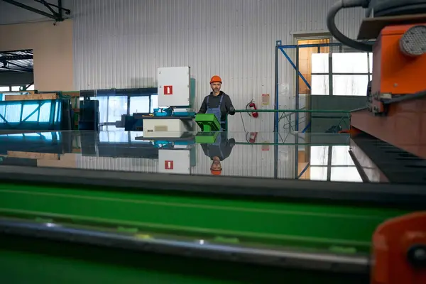 Mitarbeiter Verwendet Automatischen Tisch Zum Schneiden Von Glas Einer Fensterproduktion — Stockfoto