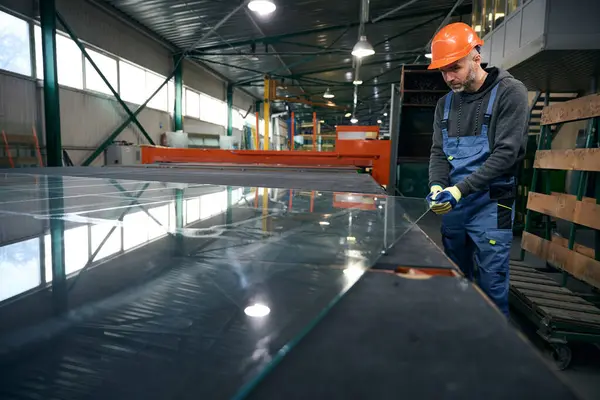Werknemer Snijdt Glas Voor Een Dubbel Glas Moderne High Tech — Stockfoto