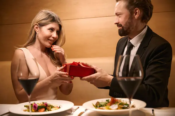 Woman Accepts Gift Man Red Box Couple Has Dinner Cozy — Stock Photo, Image