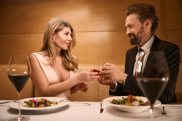 Mann Macht Seiner Begleiterin Beim Romantischen Abendessen Restaurant Einen Heiratsantrag — Stockfoto