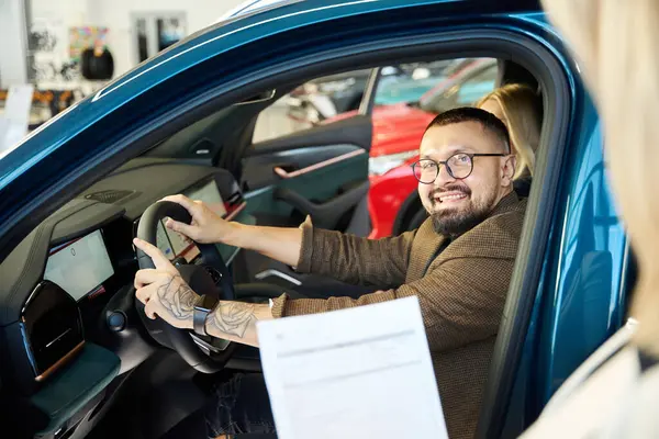 Adult Guy Holding Steering Wheel Smiles Car Salesman — Stock Photo, Image