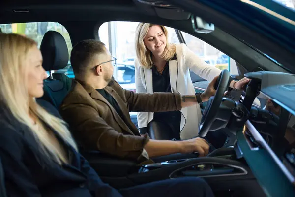 Woman Seller Tells Shows Interior New Car Buyer — Stock Photo, Image