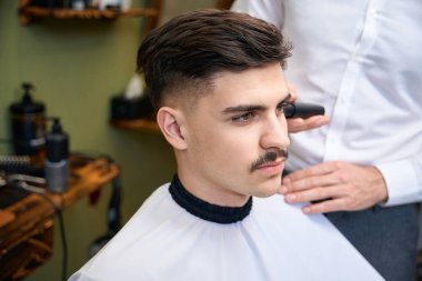 Berber dükkanında saç kesme makinesi kullanarak tanınmaz hale geldi.