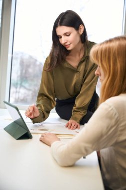 Yaratıcı tasarımcılar birlikte çalışarak şirket tasarım stratejilerini tartışıyor.