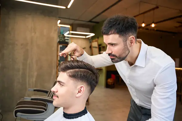 Bel Homme Fait Couper Les Cheveux Par Coiffeur Salon Coiffure — Photo