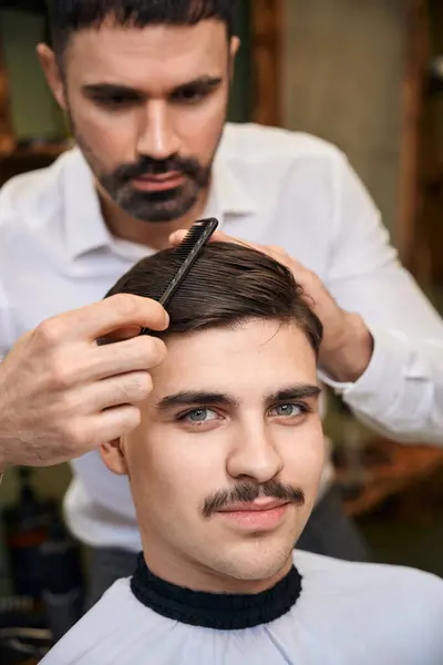 Bonito Homem Com Bigode Ficando Novo Penteado Barbearia — Fotografia de Stock
