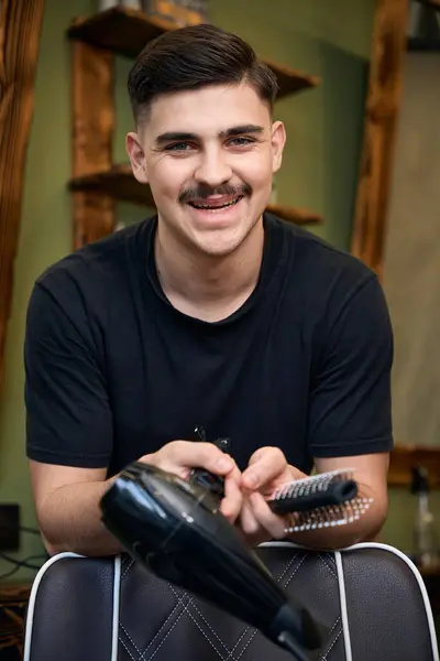 Smiling Man Coiffeur Holding Comb Hair Dryer Beauty Salon — Stock Photo, Image
