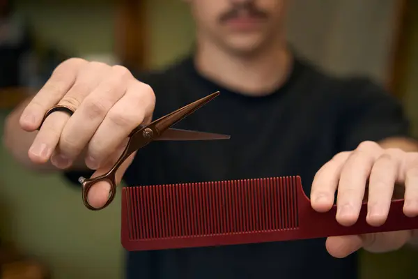 Barbeiro Desfocado Mostrando Tesoura Escova Cabelo Barbearia — Fotografia de Stock