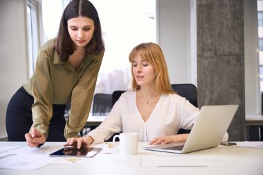 Tasarımcılar birlikte çalışarak iş geliştirme hakkındaki kurumsal fikirleri tartışıyorlar.