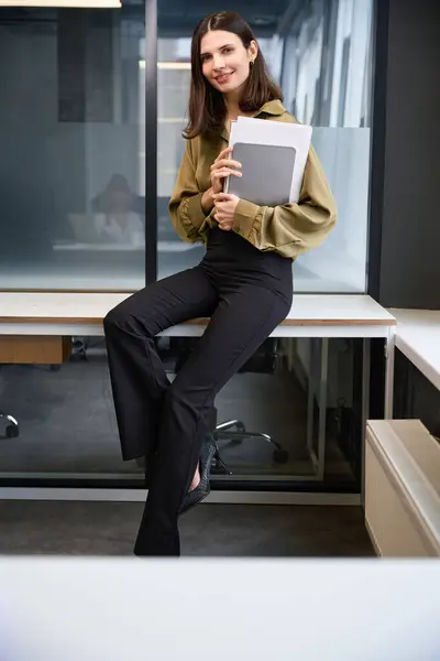 Femme Styliste Tenant Des Dessins Posant Dans Son Bureau — Photo