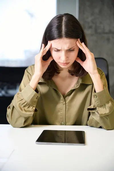 Müde Kranke Geschäftsfrau Die Mit Tabletten Arbeitet Und Kopfschmerzen Büro — Stockfoto