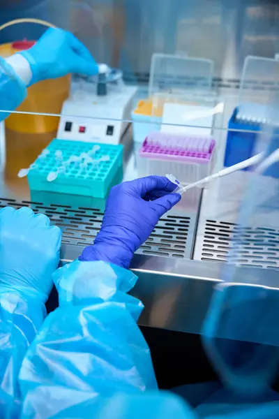 Колеги Фахівці Інфекційних Хвороб Аналізують Біоматеріали Стерильній Кімнаті Люди Працюють — стокове фото