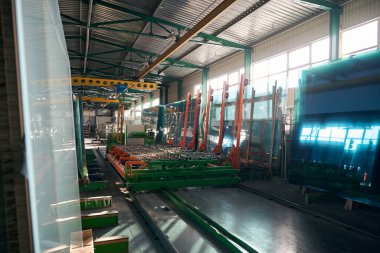 Pencere üretimindeki üretim atölyesinde modern termal kesim makinesi