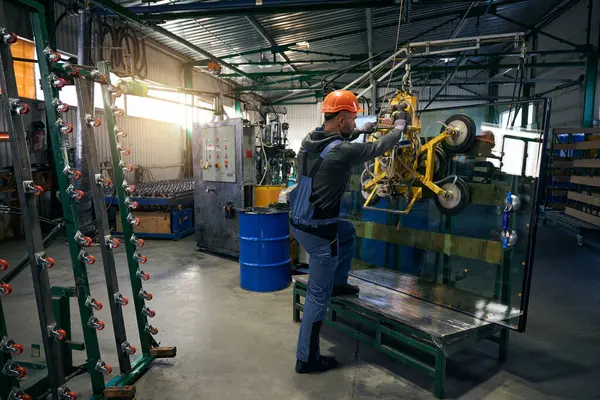 Foreman Beschermende Handschoenen Werkt Een Raam Productie Werkplaats Hij Maakt — Stockfoto