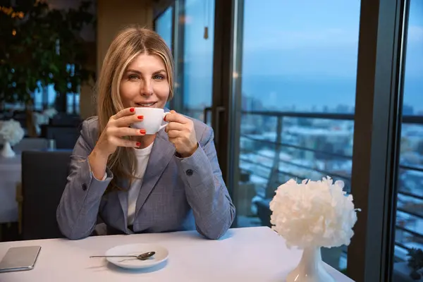 Dame Businessanzug Genießt Eine Tasse Kaffee Einem Gemütlichen Restaurant Mit — Stockfoto